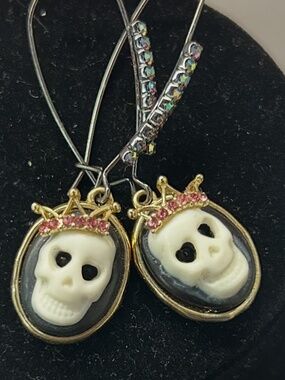 Betsey Johnson cameo skull earrings